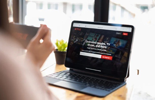 Best Horror Movies on Netflix (Updated for Late 2025)